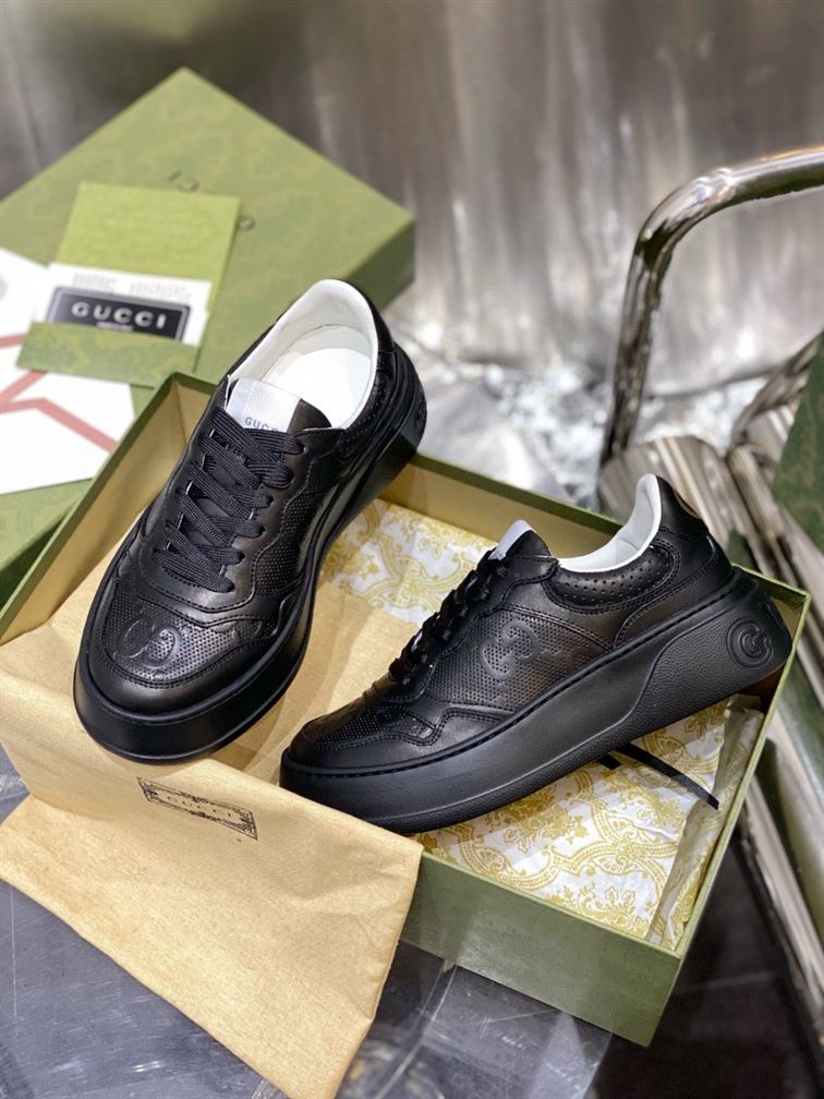 Gvc*1 MEN S GG EMBOSSED SNEAKER BLACK LEATHER   GCC004