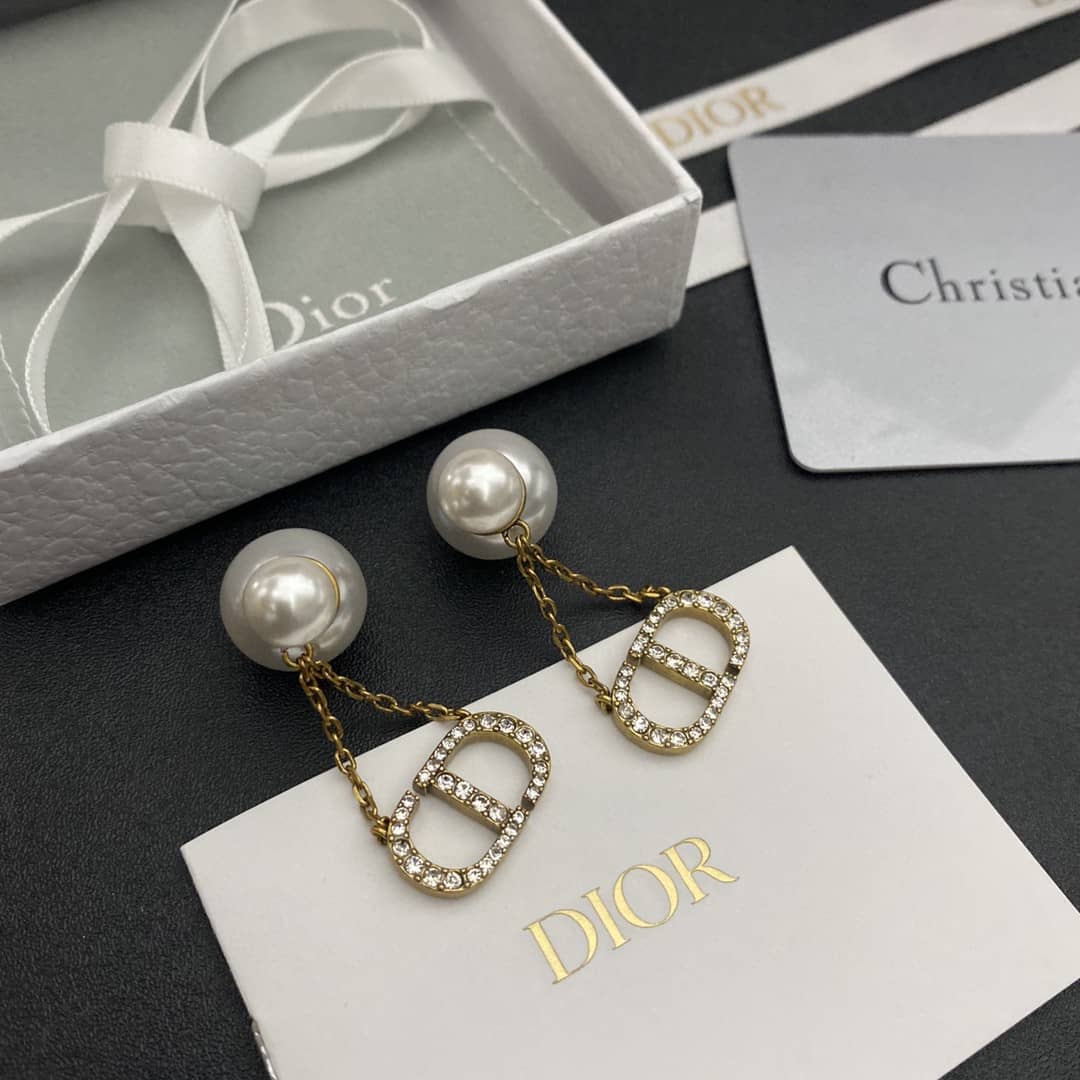 Best Chr1st1an D10r Classic Earring