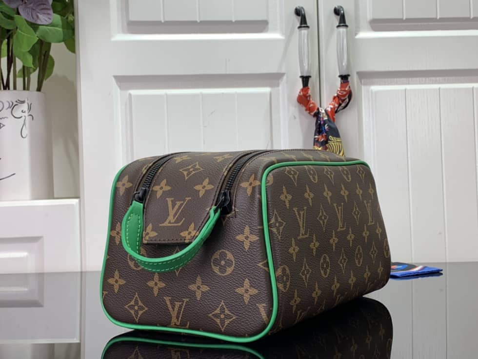 L0vis Vvtt0n Dopp Kit Monogram Canvas Toilet Pouch M46253 Replica