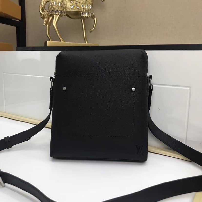 L0vis Vvtt0n Taiga Pochette Grigori Mens Shoulder Bag Replica Black M30505