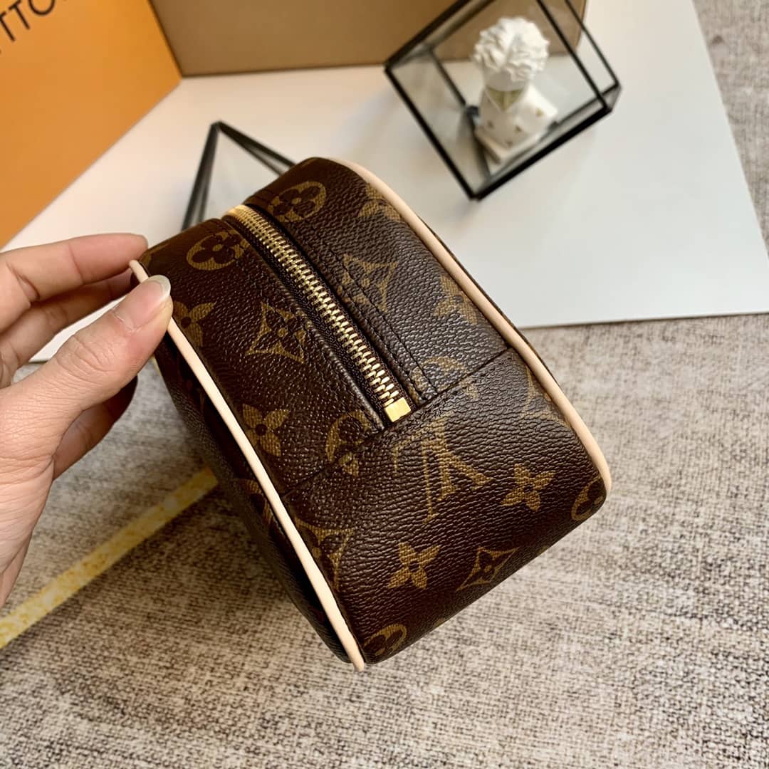 L0vis Vvtt0n Monogram Canvas Toiletry Bag Replica M47527