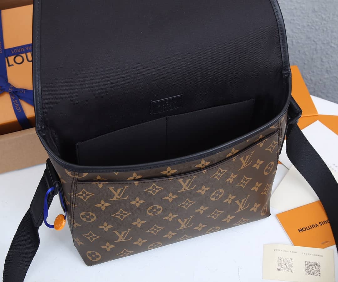 L0vis Vvtt0n Monogram Magnetic Messenger Bag Replica M45557