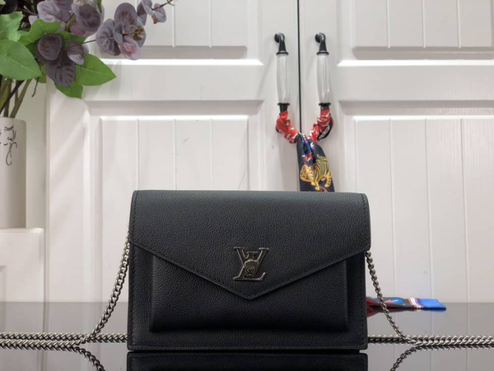 L0vis Vvtt0n Pochette Lock Me Chain M63980 Replica Crossbody Bag