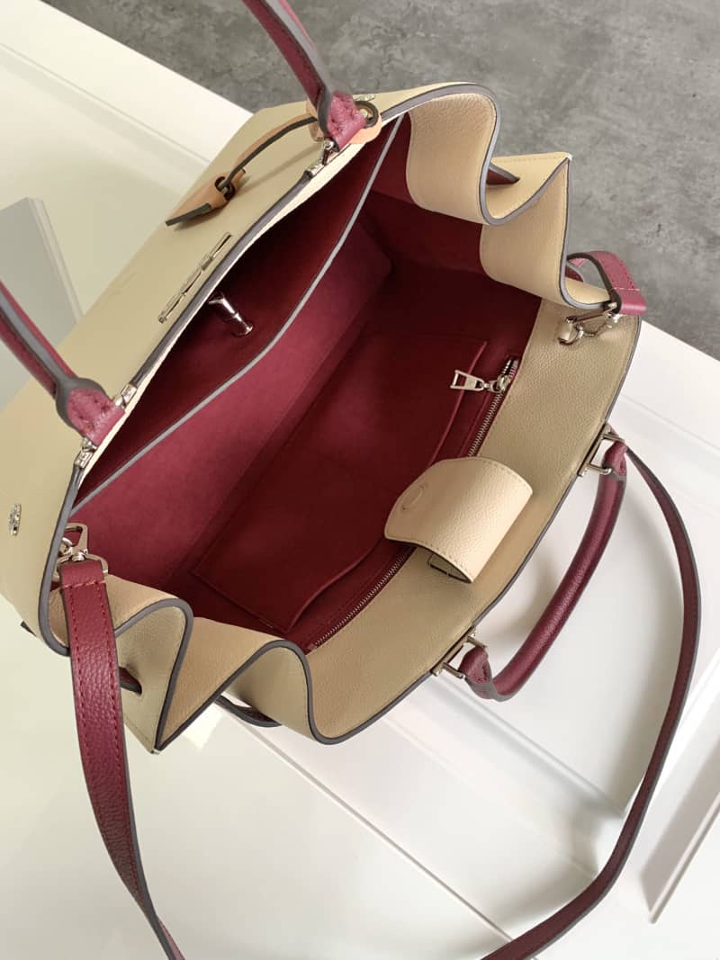L0vis Vvtt0n Lockme Day 2Way Bag Replica M53647