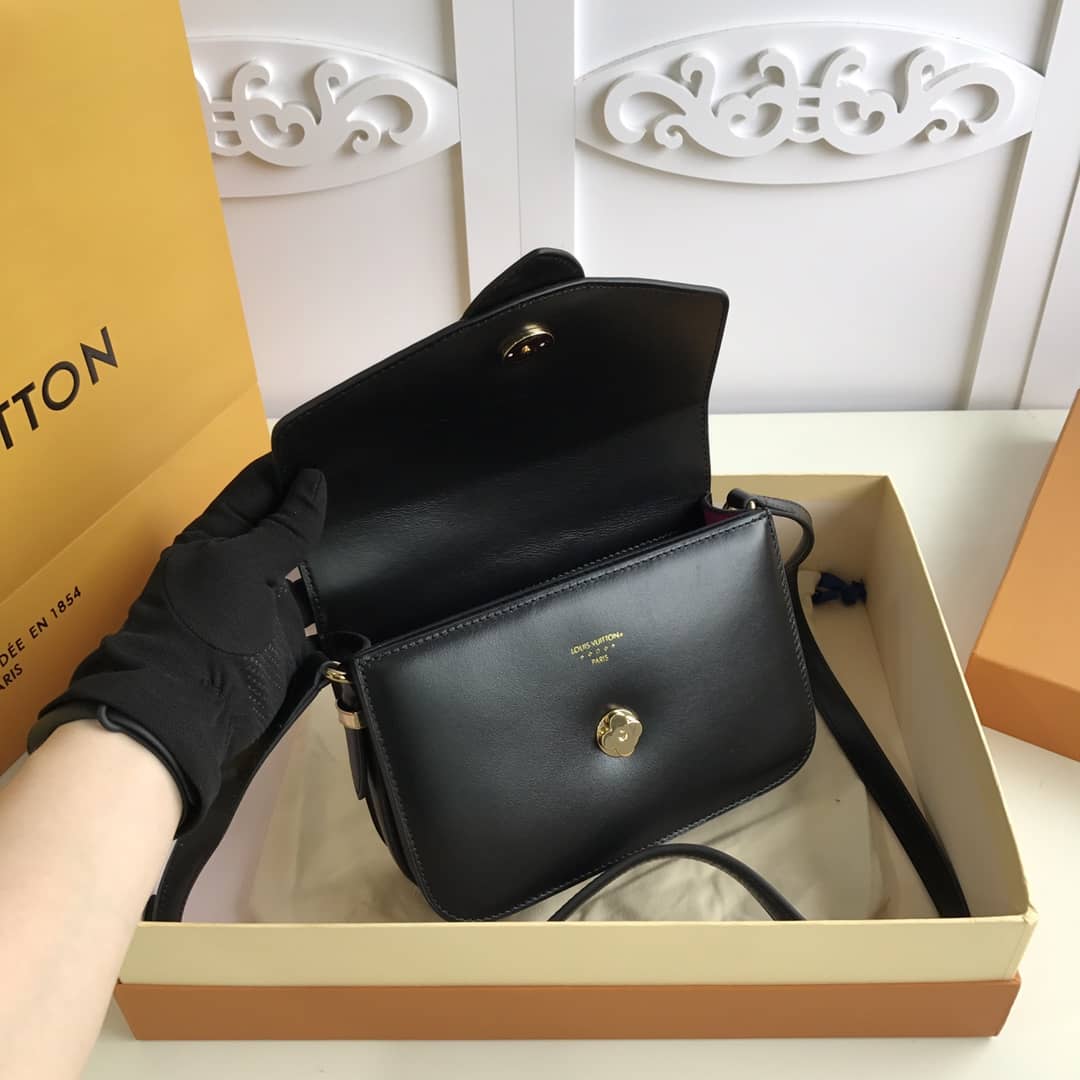 L0vis Vvtt0n Pont9 Neuf Leather Replica Shoulder Bag Black M55948