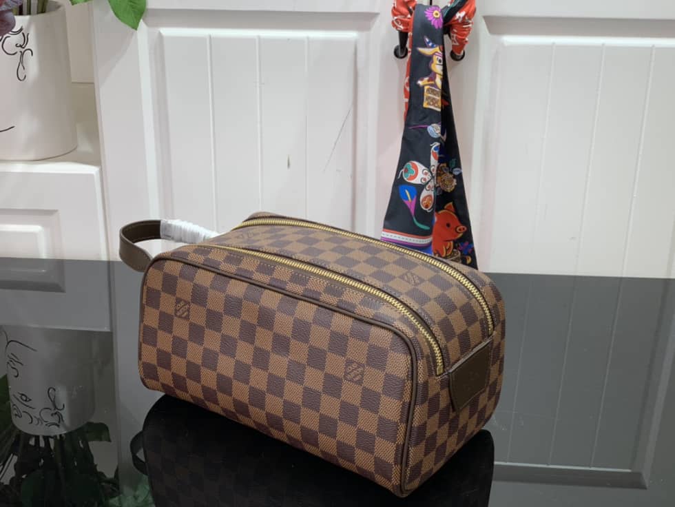 L0vis Vvtt0n Dopp Kit Toilet Pouch Monogram Canvas M44494 Replica