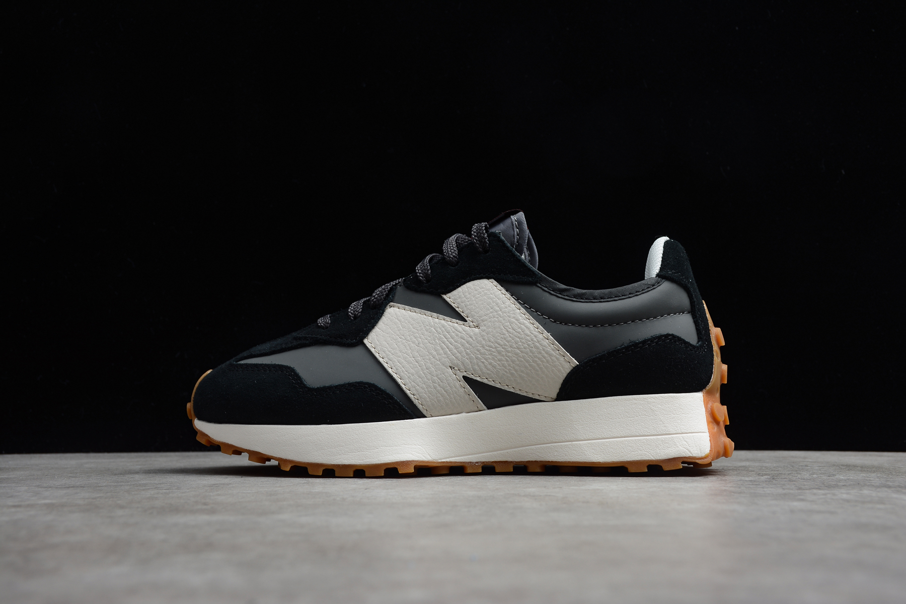 Wmns 327  Black  WS327KC