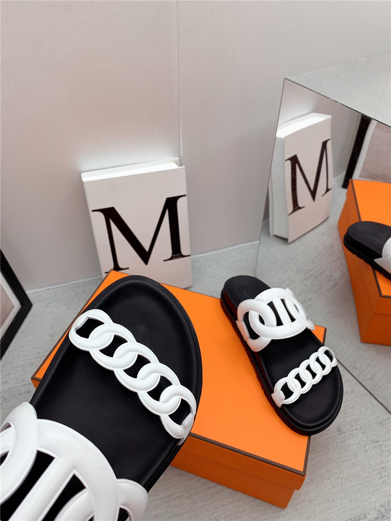 H**me5 flat sandals