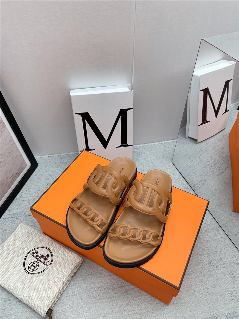 H**me5 flat sandals