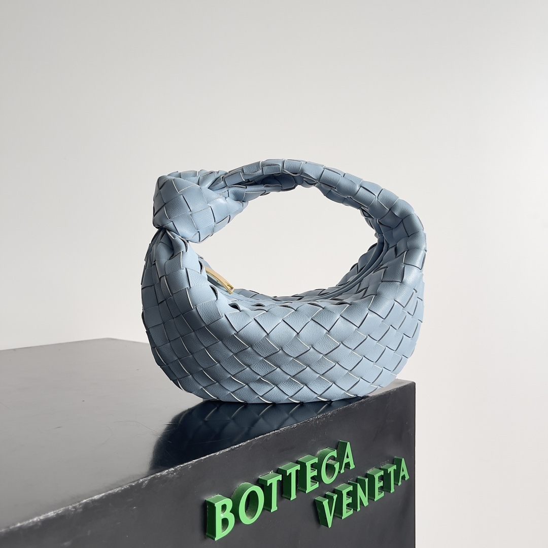 B0tt*ga Ven*ta Woman