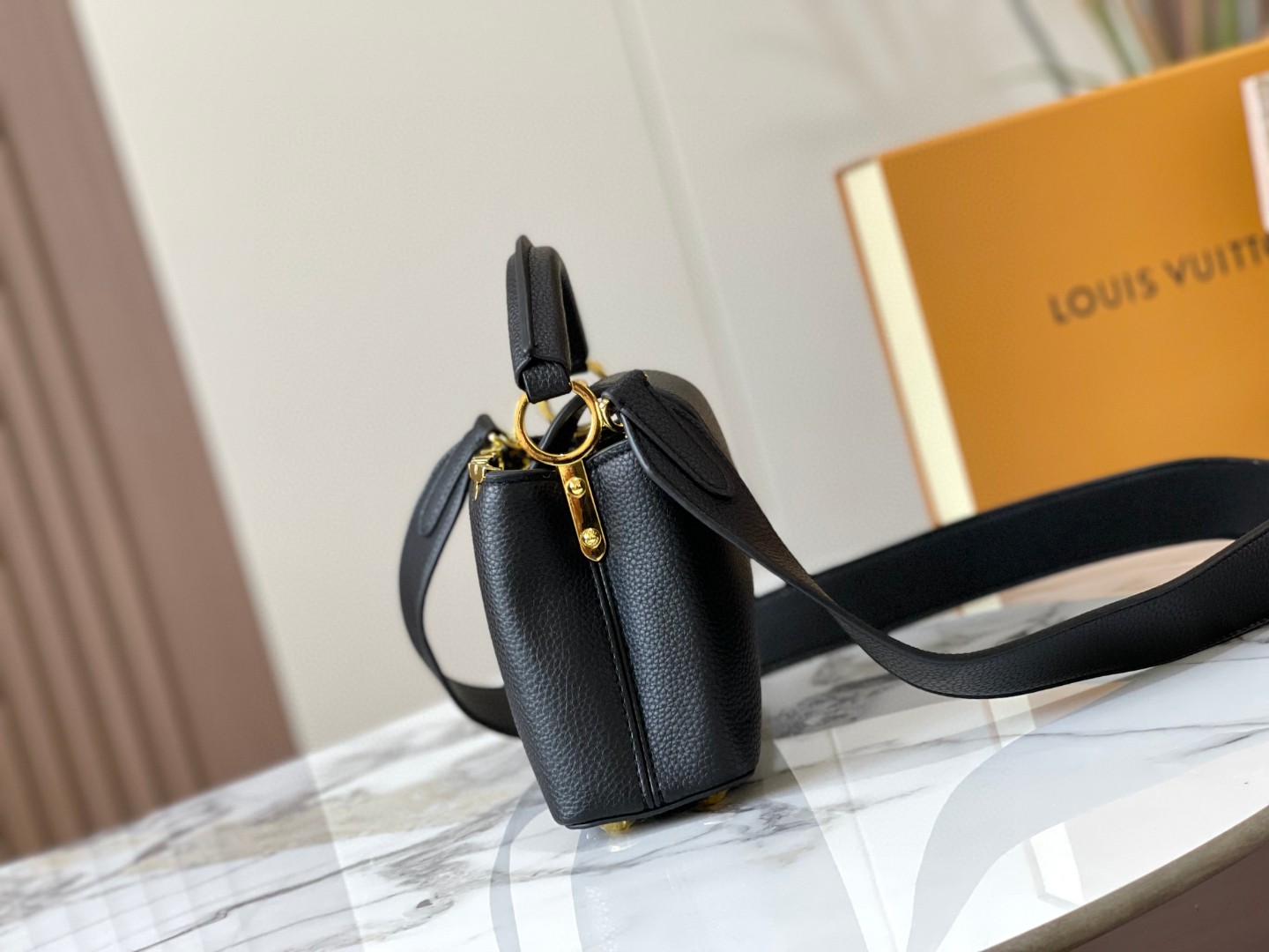 L0vis Vvtt0n Capucines Mini Corolla Gold Top Handbag Replica